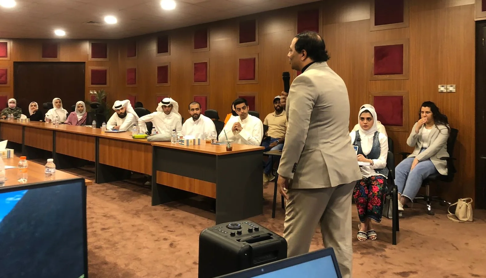 فريق كامبريدج للتعليم والاستشارات في اجتماع مهني واستشاري تعليمي